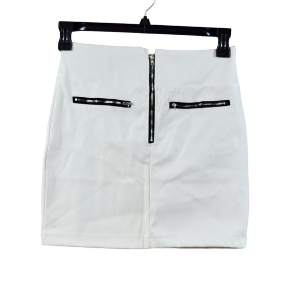 no brand Dresses & Skirts - White faux leather short skirt with zipper pockets, zip closure Junior size M